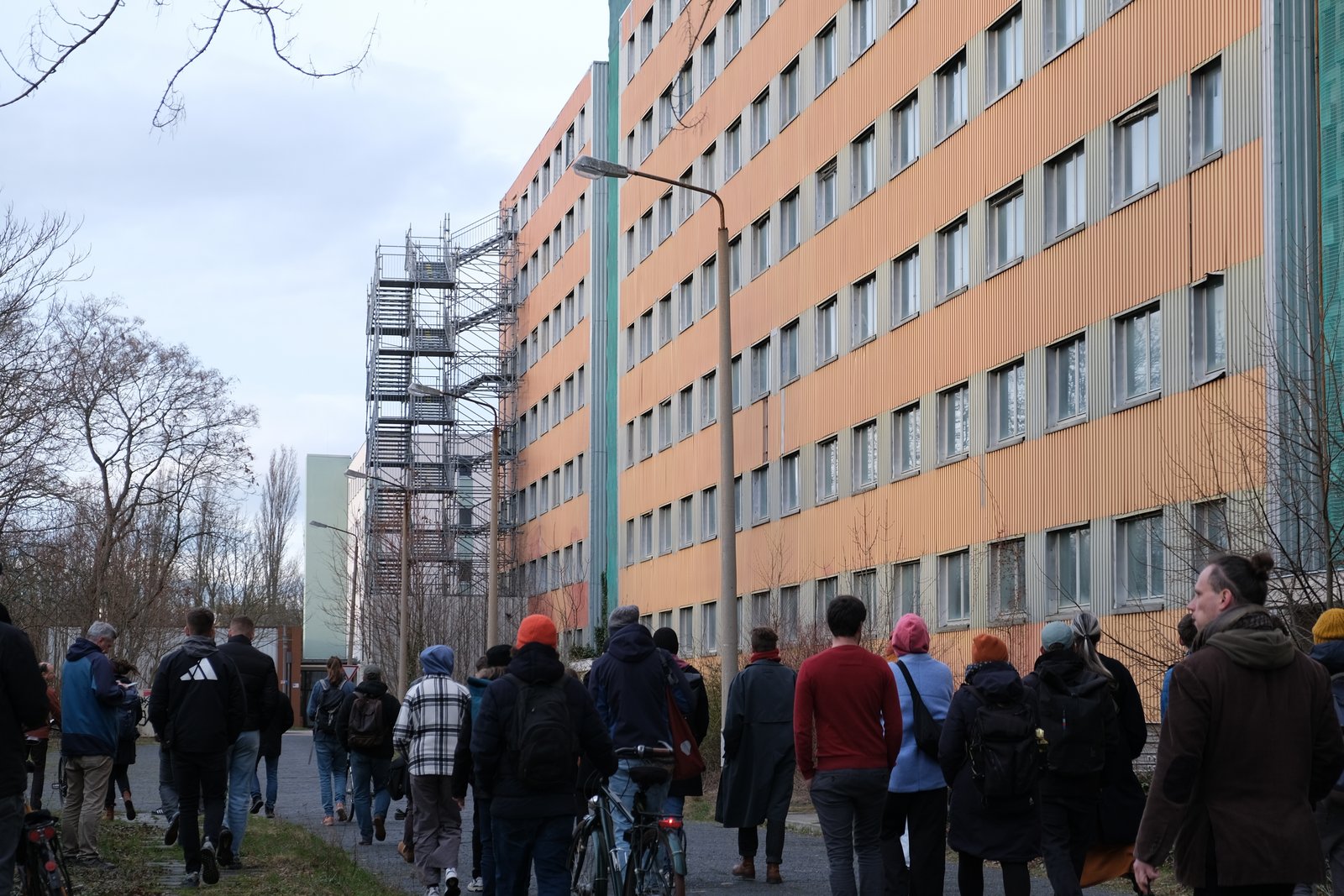 Initiativgruppe vor dem Hauptgebäude des Gemeinschaftsamtes