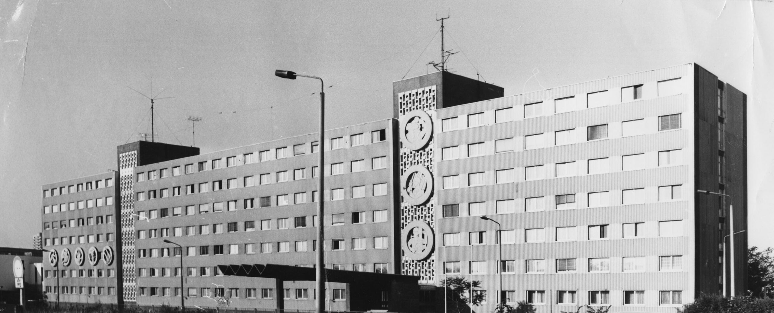 eine historische schwarz-weiße Fotografie der Stasizentrale von Halle (Saale)